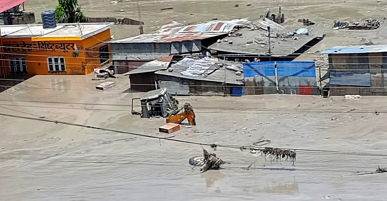 Përmbytjet në Nepal, bilanci rritet në të paktën 734 të vdekur