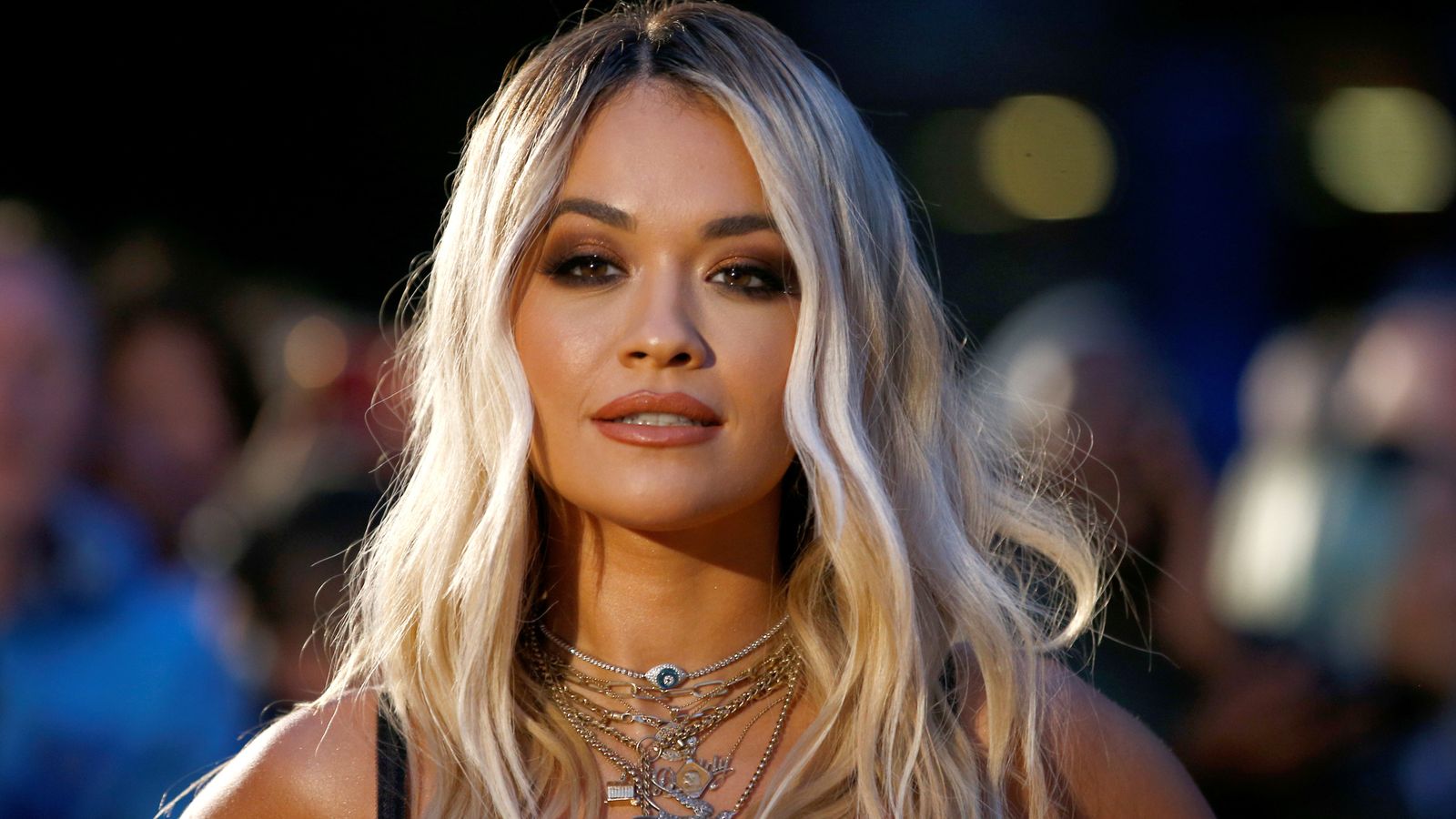 Rita Ora shfaqet me bikini në Poloni dhe mahnit me linjat trupore