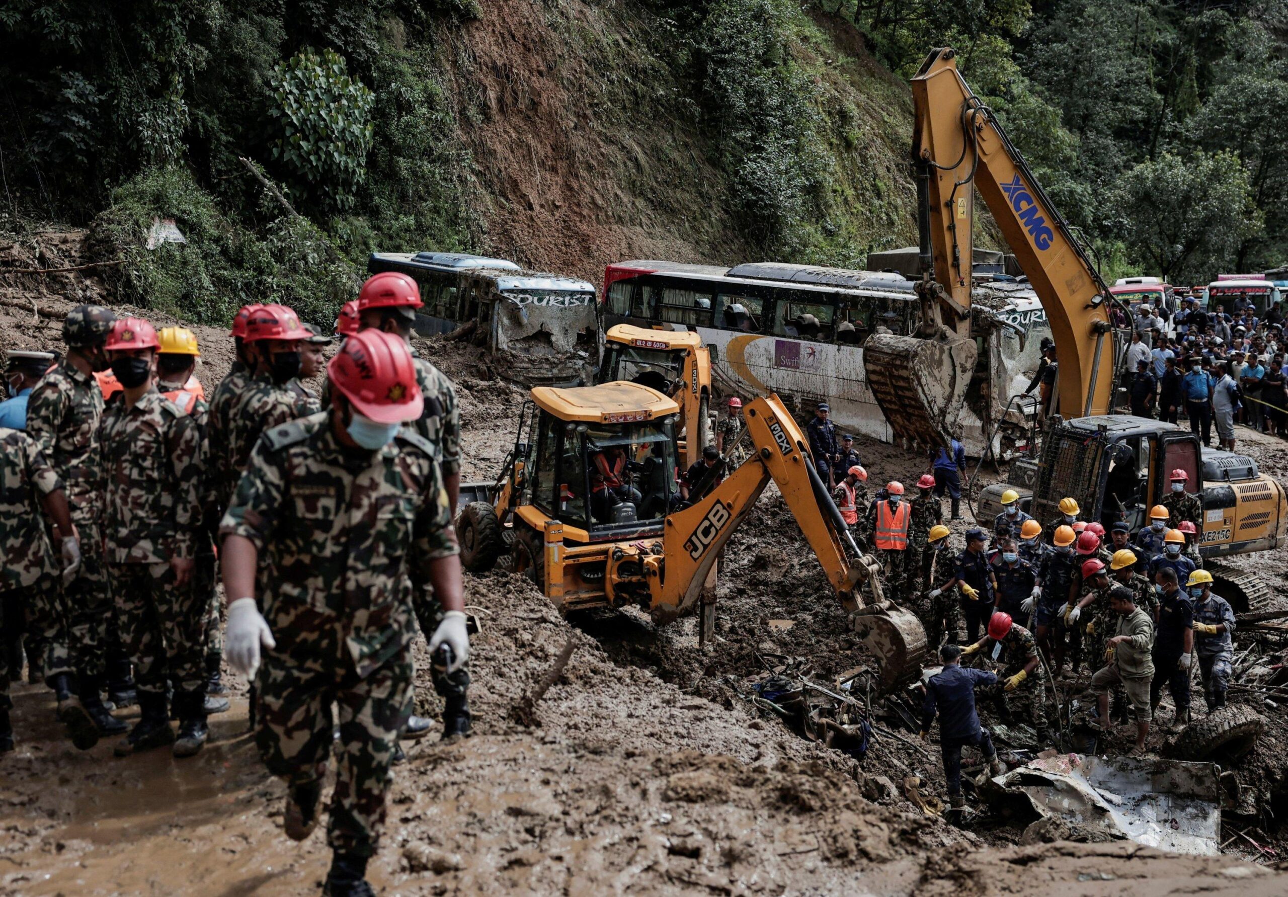 187 turistë shpëtohen në Nepal pas përmbytjeve dhe rrëshqitjeve katastrofike