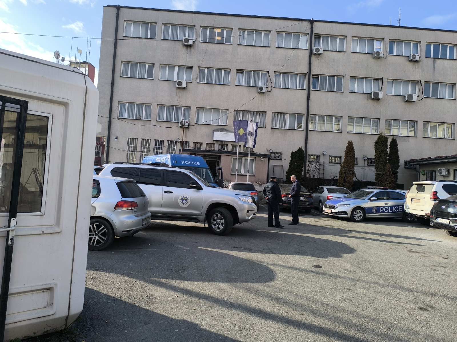Gruaja dyshohet se prishi rendin në Prizren dhe dëmtoi inventarin në polici