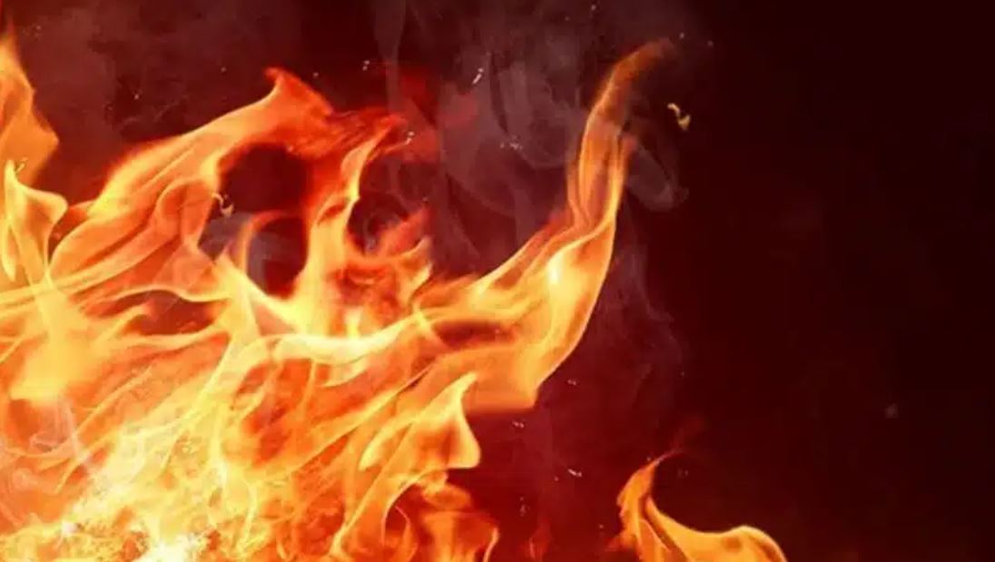 Zjarri në Prishtinë përfshin tri vetura dhe një pjesë të shtëpisë