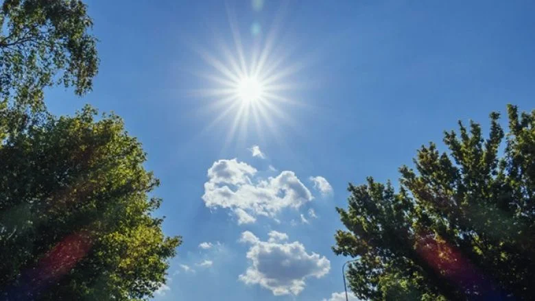Fundjava sjell diell dhe temperatura deri në 34°C