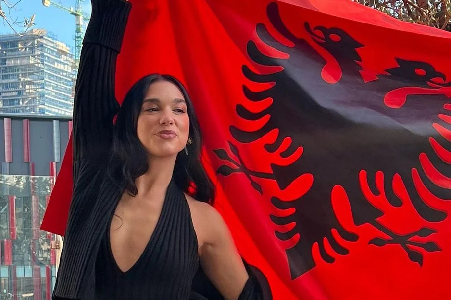 Foto: Dua Lipa reagon pas vendimit të Hagës: “Askush nuk ka të drejtë ta njollosë UÇK-në”