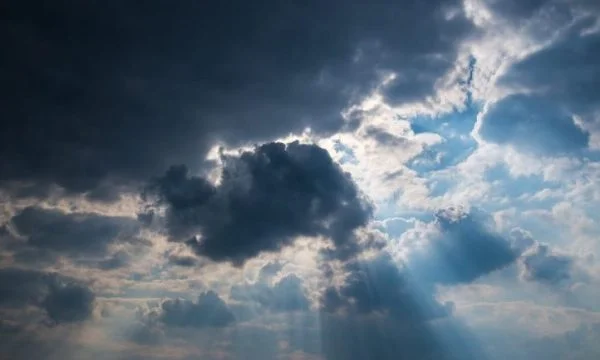 Moti sot nis me diell, por pasditja mund të sjellë breshër