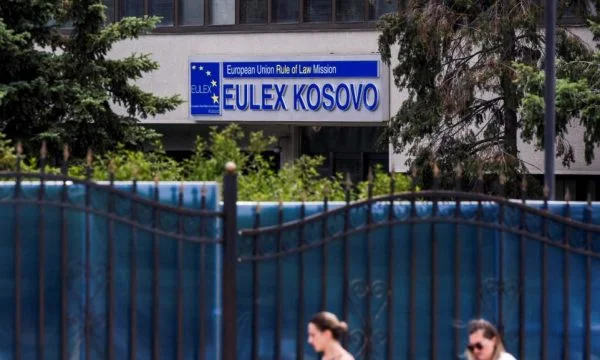 Foto: Mëngjes i qetë te objekti i EULEX-it pas protestave të tensionuara