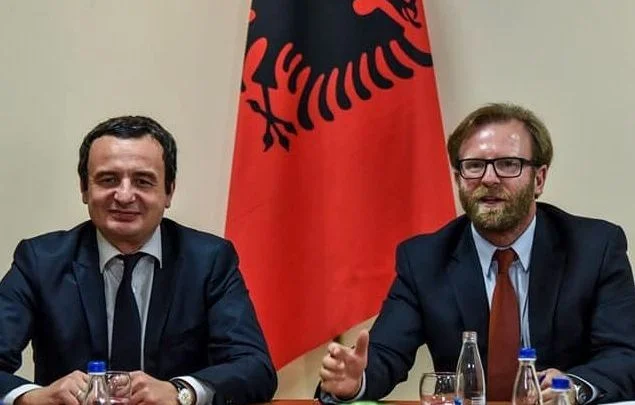 Haki Abazi dorëzon kallëzim penal ndaj Albin Kurtit në Prokurorinë Speciale