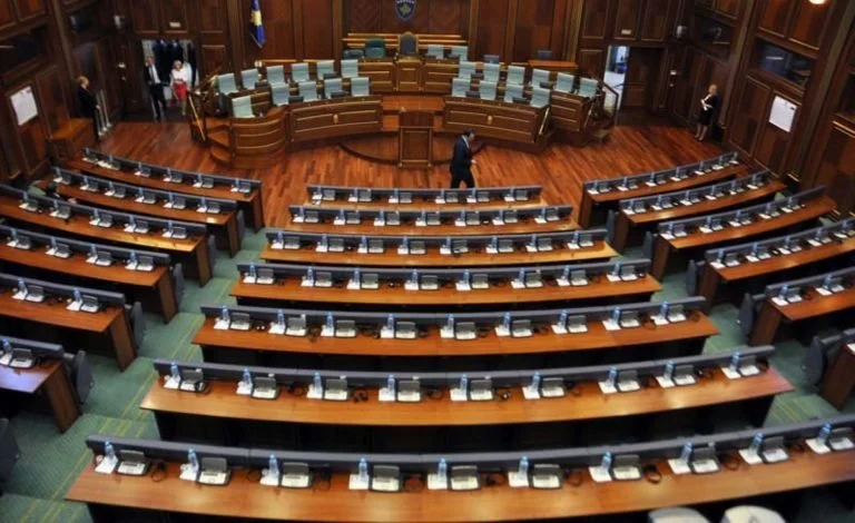 Foto: Kuvendi miraton me 99 vota deklaratën kundër aktgjykimit të Hagës