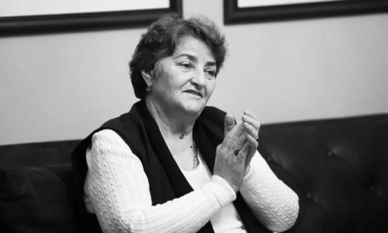 Besnik Tahiri njofton për ndarjen nga jeta të nënës së tij