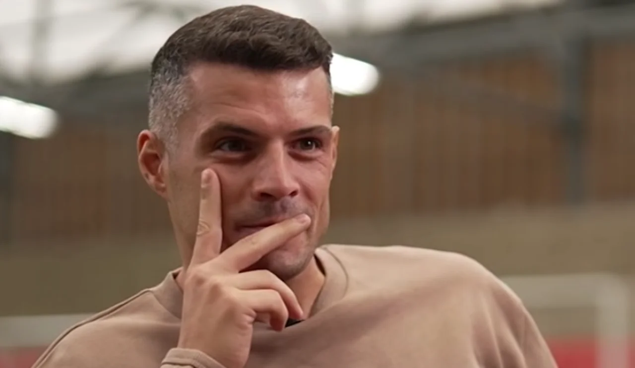Granit Xhaka telefonon Mourinhon gjatë intervistës, momenti bëhet viral