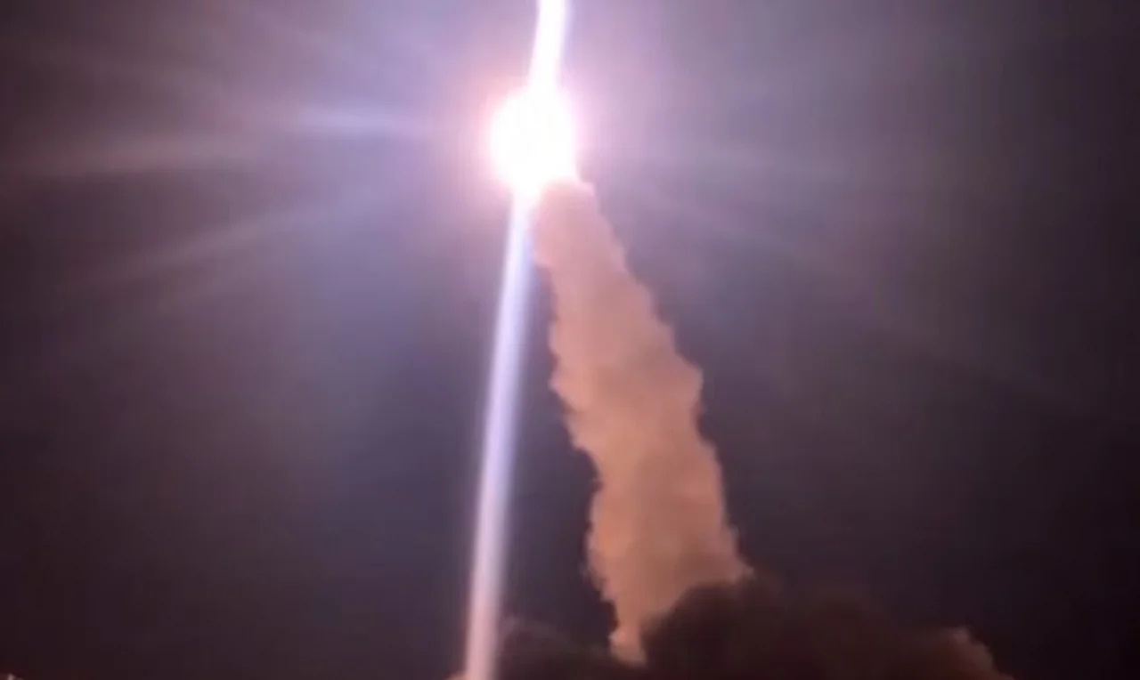 Irani lëshon raketa dhe dronë kundër objektivave amerikane