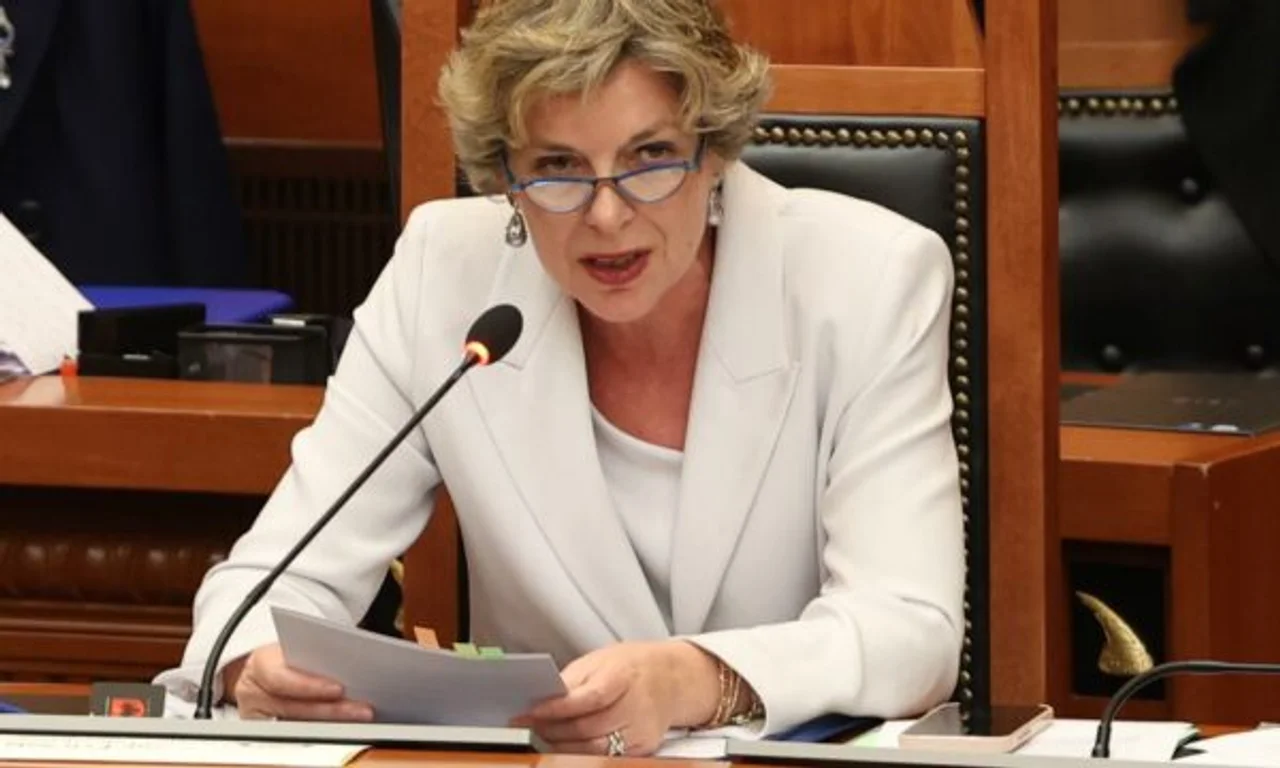 Evis Sala jep dorëheqjen nga posti i ministres së Shëndetësisë