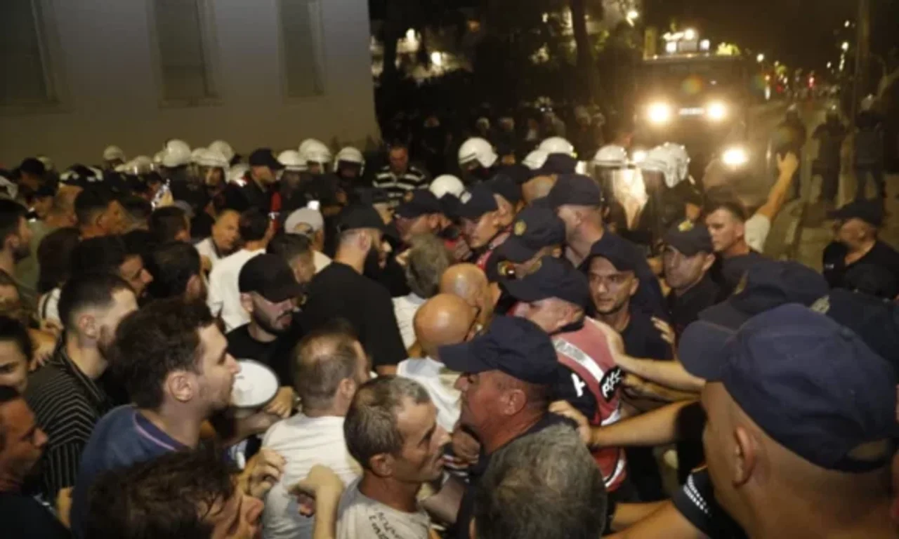 Gjykata e Tiranës liron 14 protestuesit e arrestuar më 1 shtator