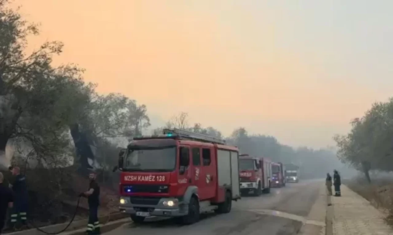 Zjarr i fuqishëm në Himarë, disa banesa shkrumbohen