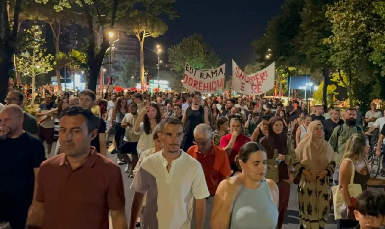Protesta në Shqipëri hyn në ditën e 98-të, ja çfarë pritet të hënën