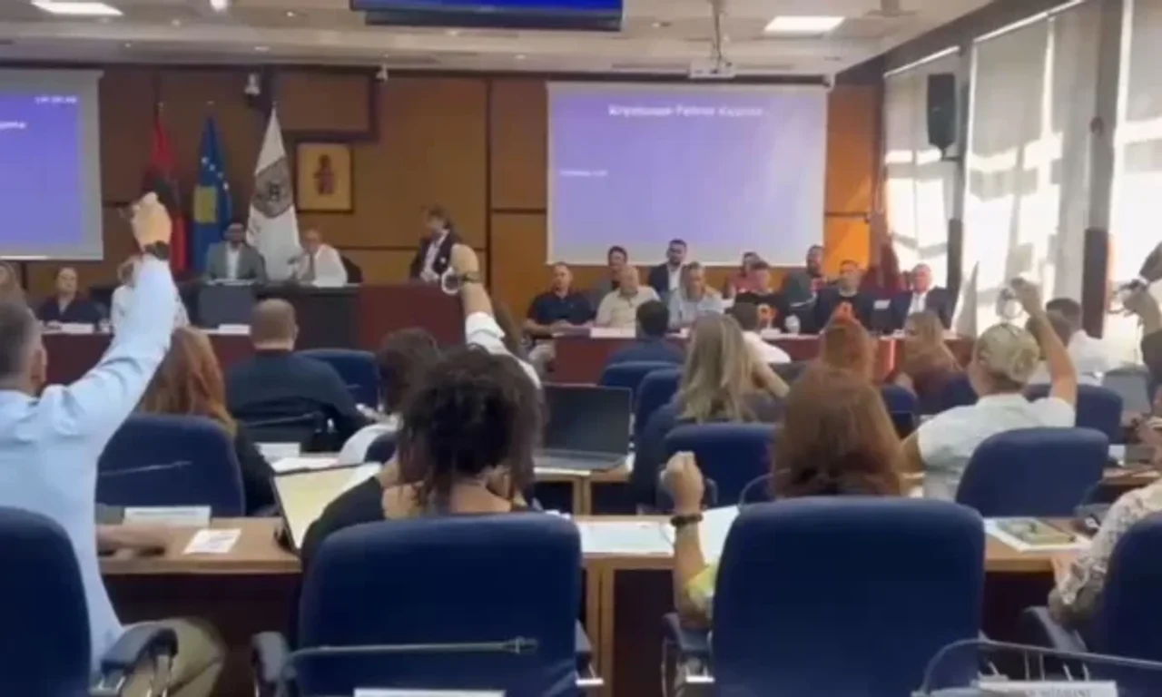 Prangat dhe zhurma që përplasën asamblistët e VV-së në Prishtinë