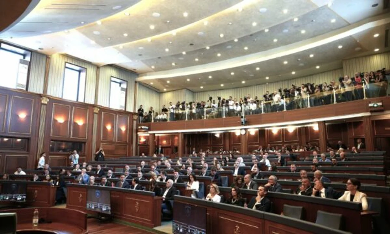 Nis me vonesë seanca konstituive, VV nuk mbështet propozimet e PDK-së e LDK-së