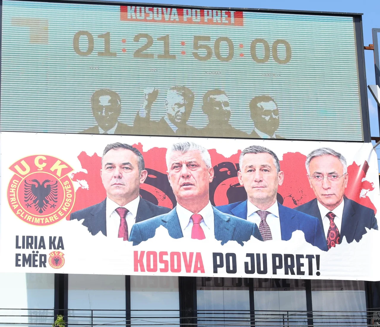 Ferizaj vendos baner në mbështetje të ish-komandantëve të UÇK-së