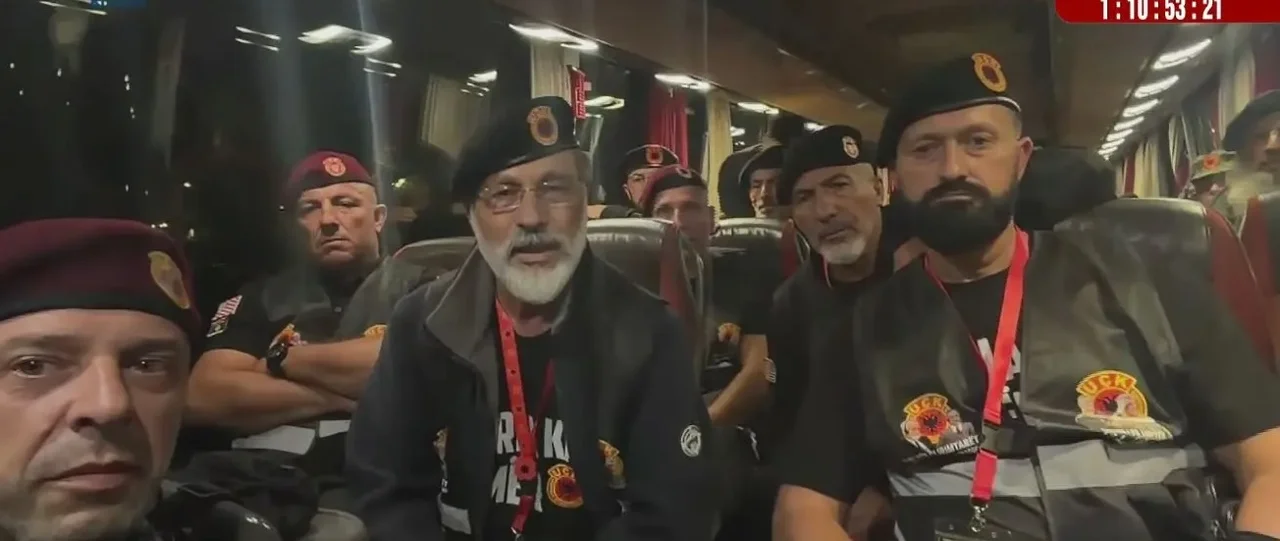 Dhjetëra veteranë të UÇK-së mbërrijnë në Hagë para vendimit