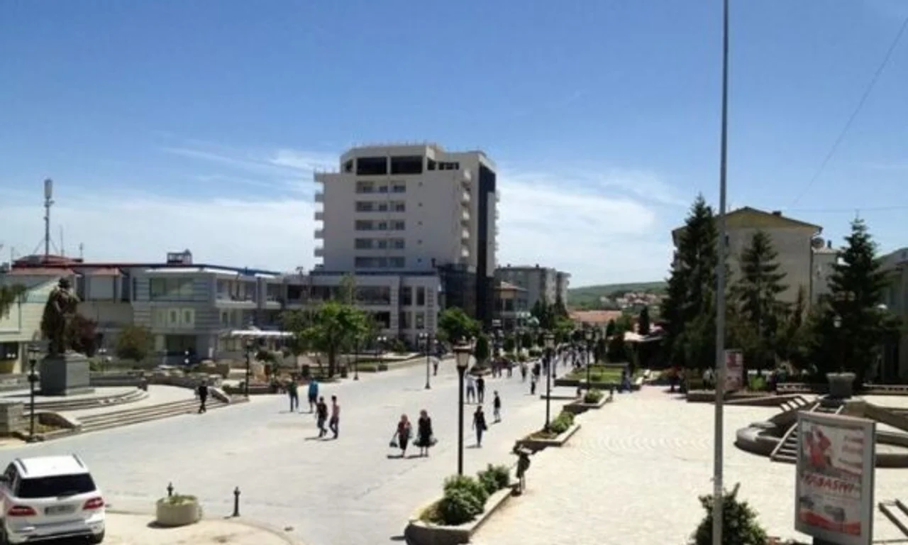 Skenderaj përgatitet për vendimin e Hagës, qytetarët ftohen në shesh