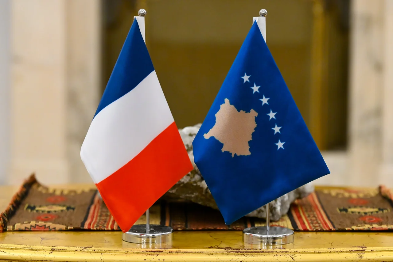 Franca u bën thirrje shtetasve të saj në Kosovë të shmangin tubimet