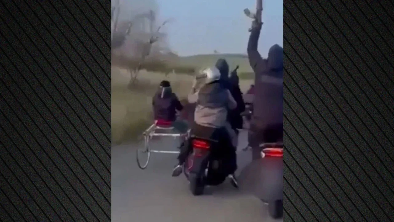 Garë me kuaj në autostradë dhe të shtëna, arrestohet një i ri