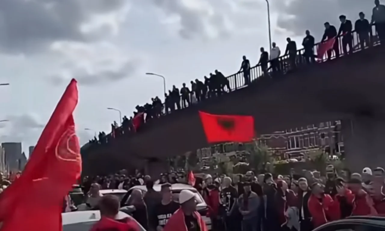 Haga mbushet me flamuj para verdiktit për ish-krerët e UÇK-së