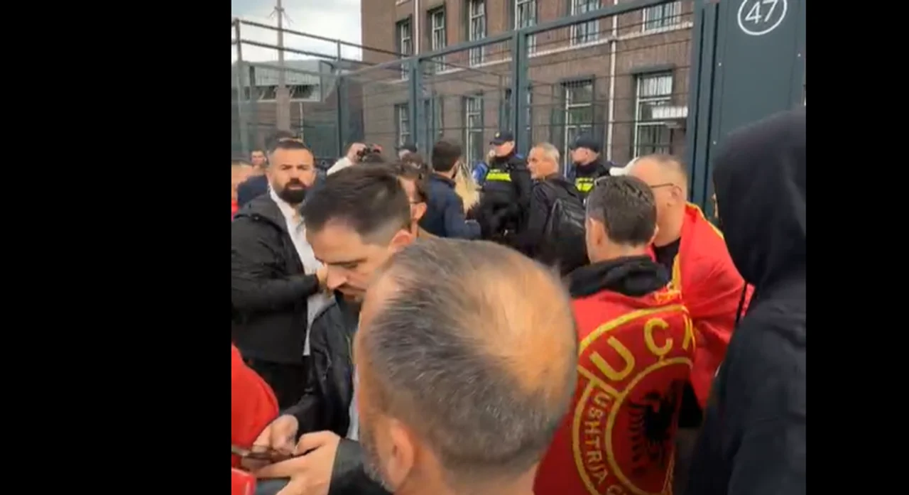 Policia kërkon largimin e protestuesve para gjykatës në Hagë