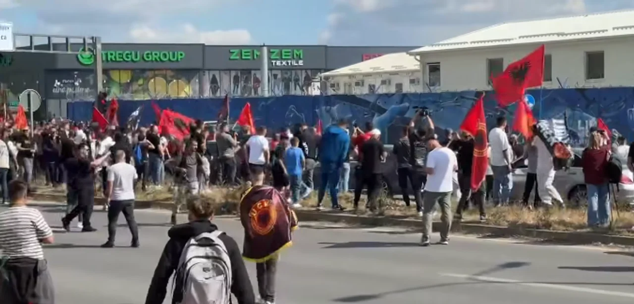 Protesta para EULEX-it në Fushë-Kosovë tensionohet, thyhen xhamat