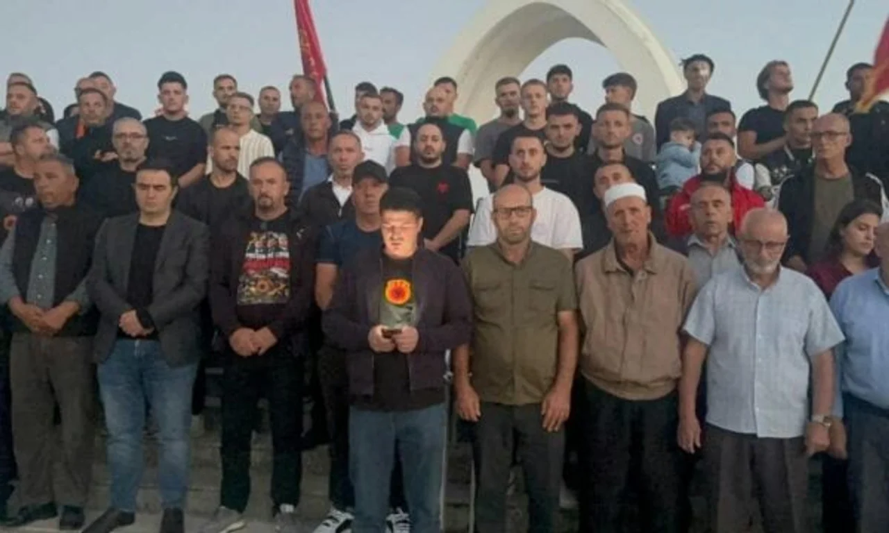 Foto: Reçaku mblidhet kundër aktgjykimit ndaj krerëve të UÇK-së