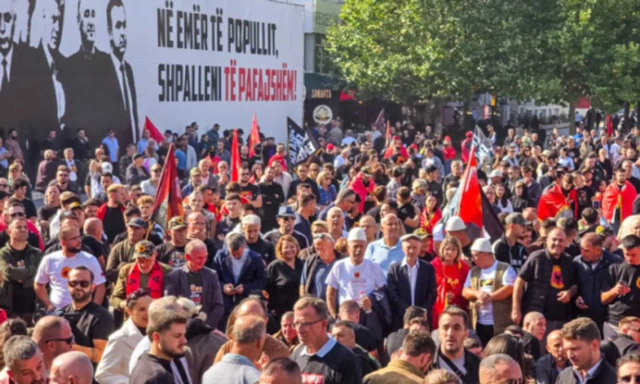 Foto: Protestat në Prishtinë pas aktgjykimit në Hagë, një person ndalohet 48 orë