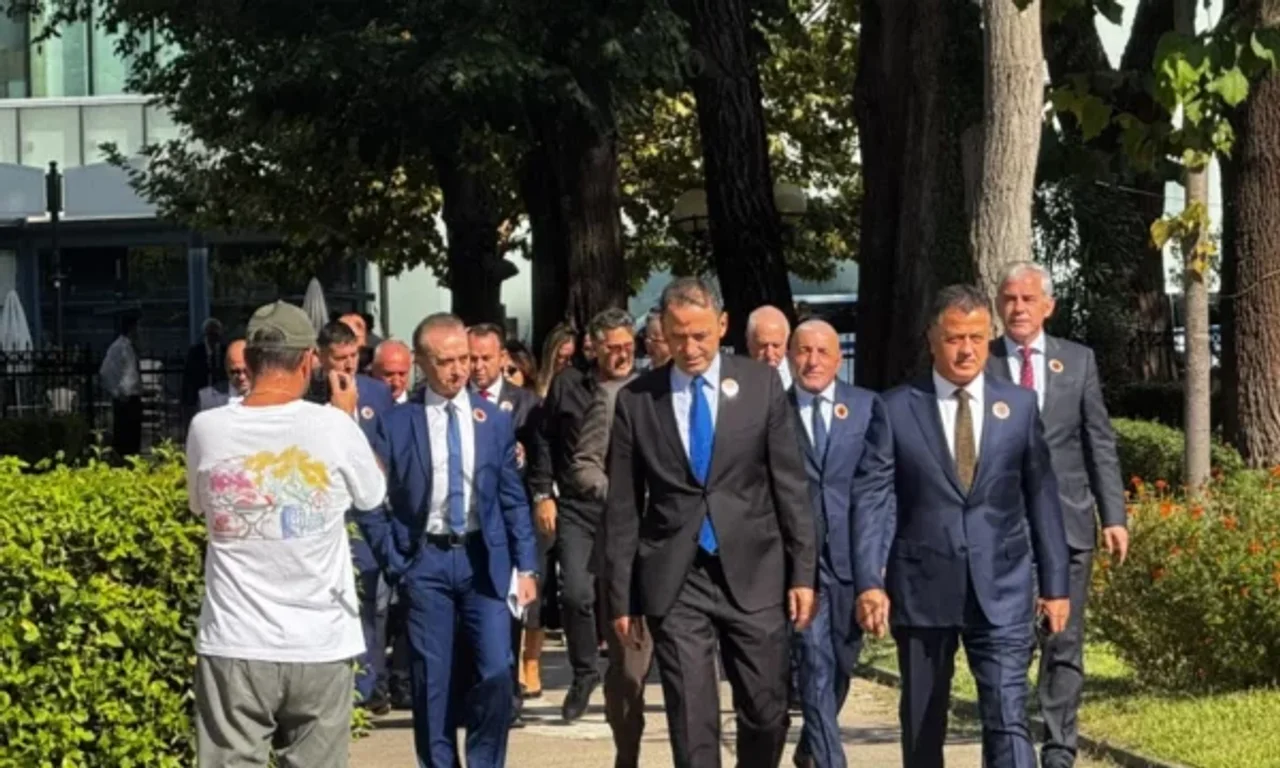 Foto: Deputetët e PD-së shfaqen në Parlament me stemën e UÇK-së