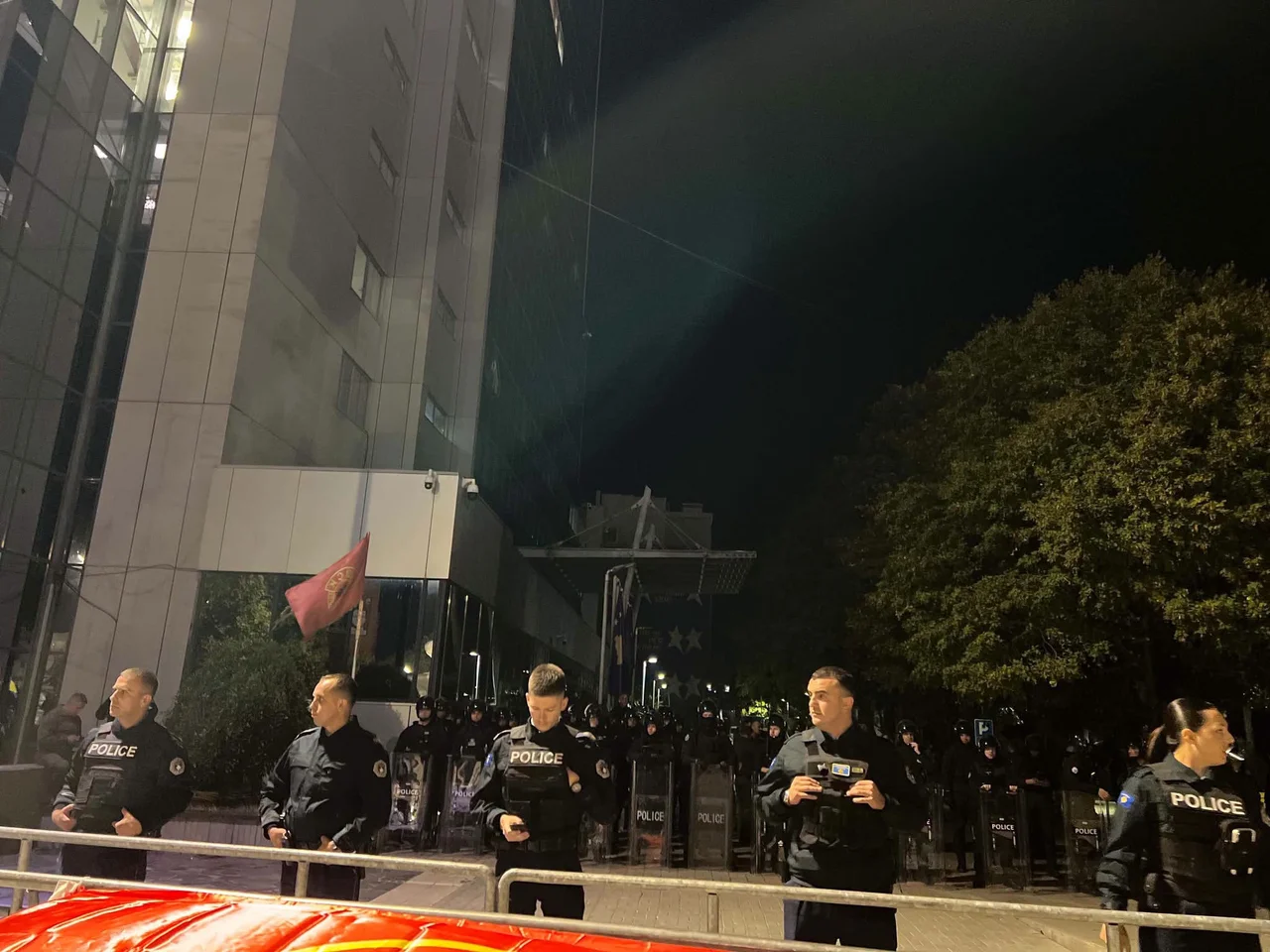 Foto: Kordon policor para Qeverisë, protesta kundër Speciales vazhdon në Prishtinë