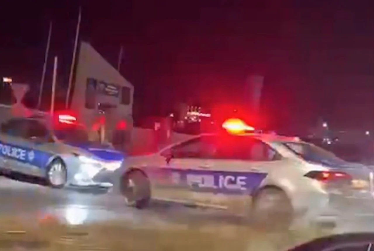 Foto: Protestuesit nisen drejt EULEX-it, policia bllokon rrugën në Prishtinë