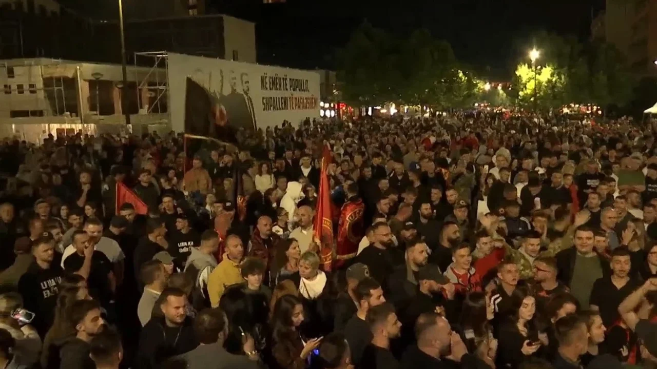 Foto: Mijëra qytetarë protestojnë në Prishtinë pas dënimeve në Hagë