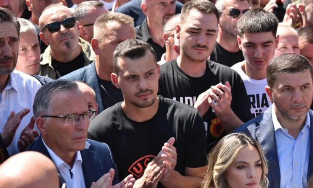 Memli Krasniqi paralajmëron protesta të tjera pas tubimit në Prishtinë
