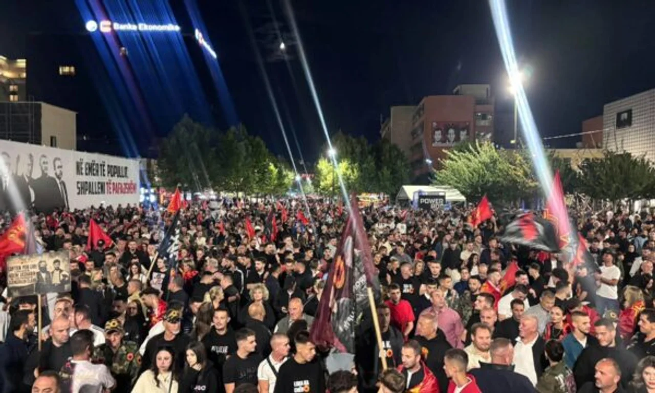 Dita e katërt e protestës, sheshi mbushet sërish kundër vendimit të Hagës