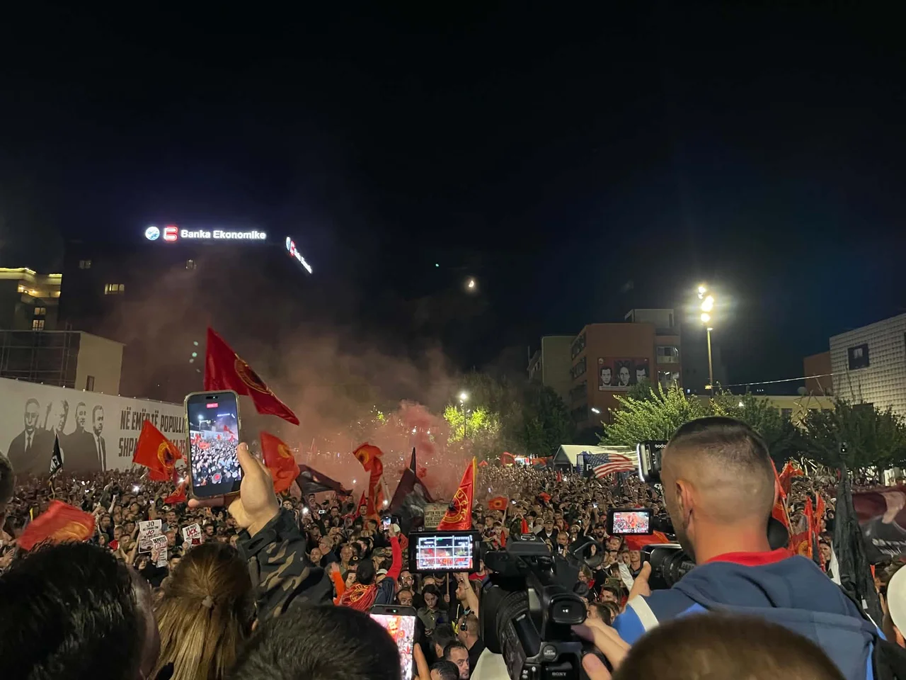 Mijëra qytetarë mbushin sheshin e Prishtinës në ditën e katërt të protestës