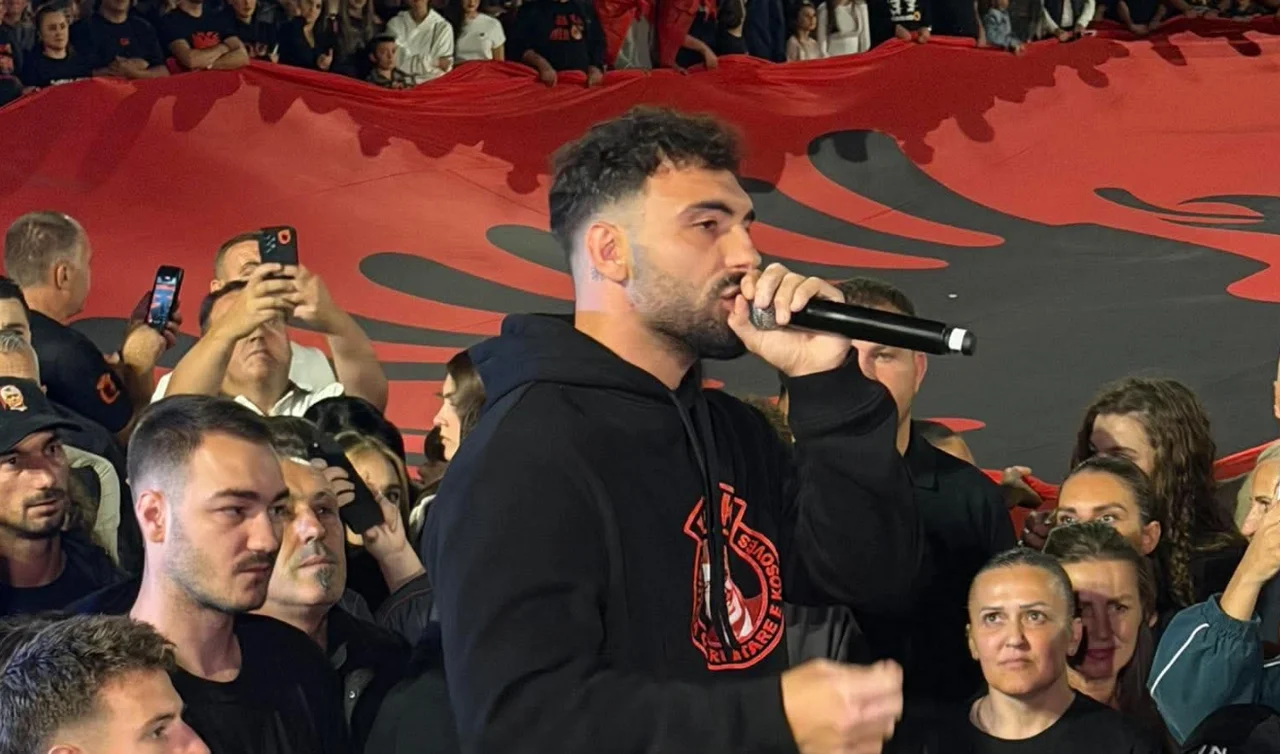 Ledri Vula brohoriti “UÇK, UÇK” me protestuesit në Prishtinë