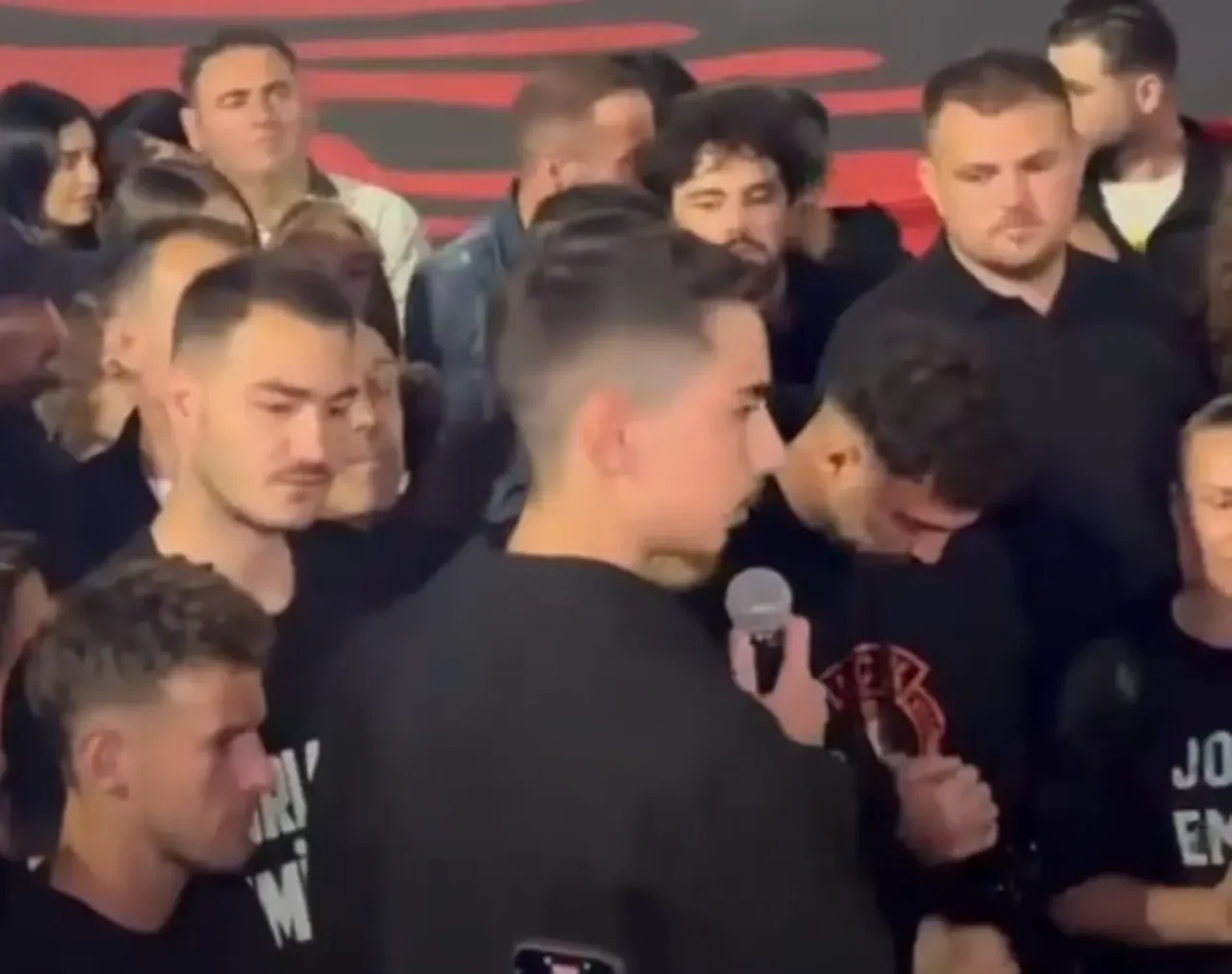 Nxënësi prishtinas i drejtohet turmës në protestën pas dënimeve në Hagë
