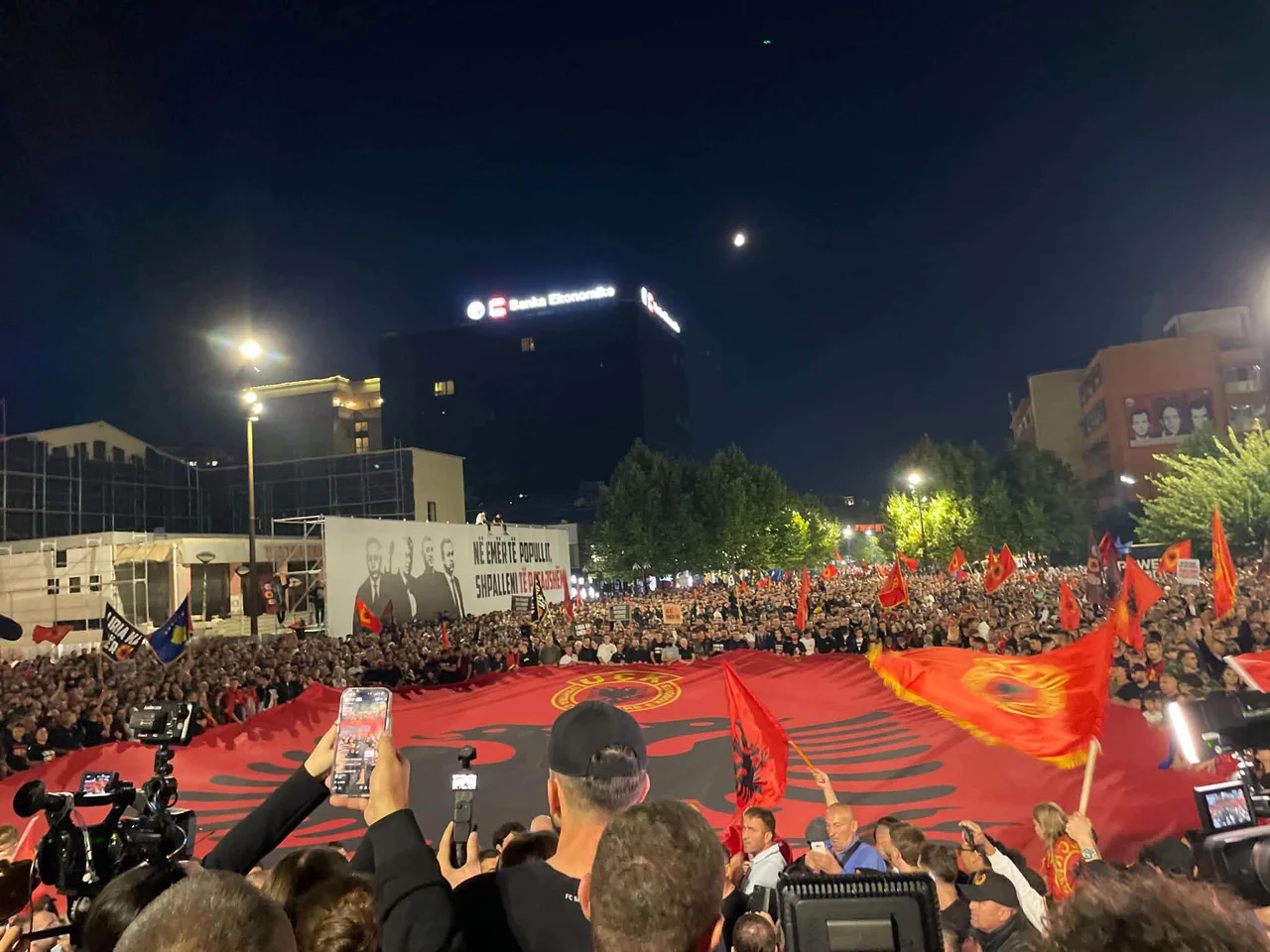 Protesta e pestë në Prishtinë mbledh qytetarë në mbështetje të ish-krerëve të UÇK-së