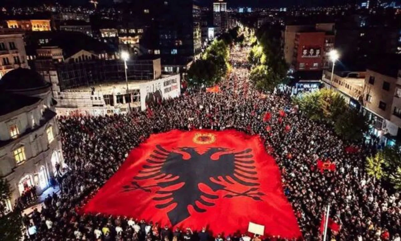 Përparim Rama zgjedh foton virale të protestës për kopertinën e profilit
