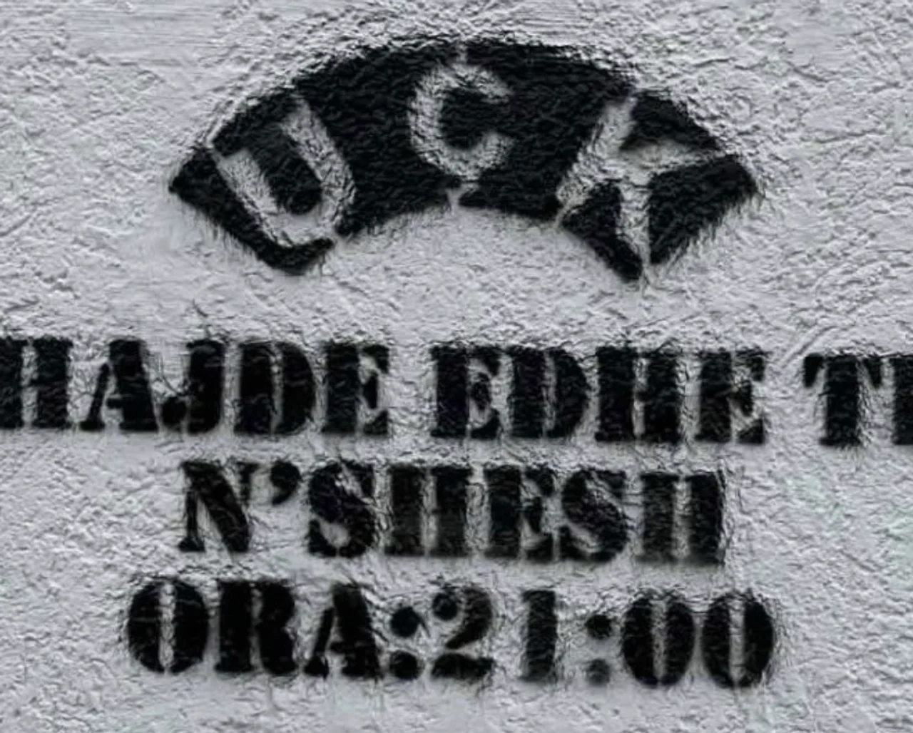 Grafite pranë Fakultetit Juridik ftojnë në protestën e orës 21:00