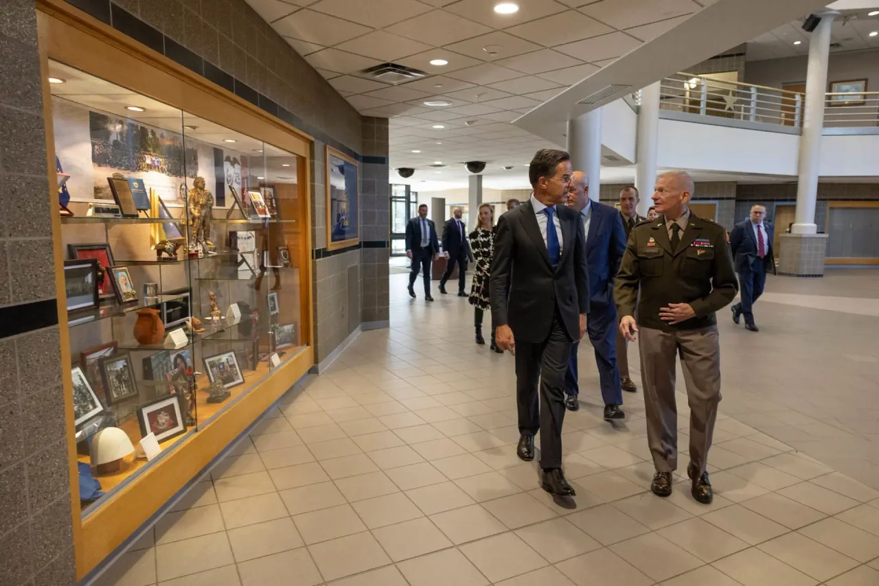 Mark Rutte kalon pranë figurës së Adem Jasharit në Iowa