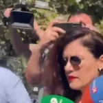 Foto: Vlora Hyseni para Gjykatës së Posaçme, i drejtohet një gazetareje
