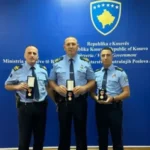 Foto: Tre policë të Podujevës nderohen me medalje për shpëtimin e jetëve