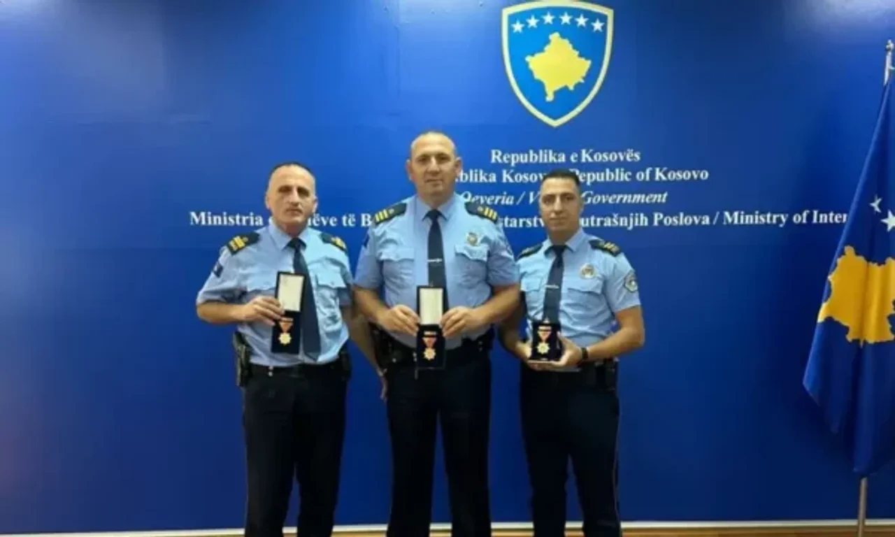 Foto: Tre policë të Podujevës nderohen me medalje për shpëtimin e jetëve
