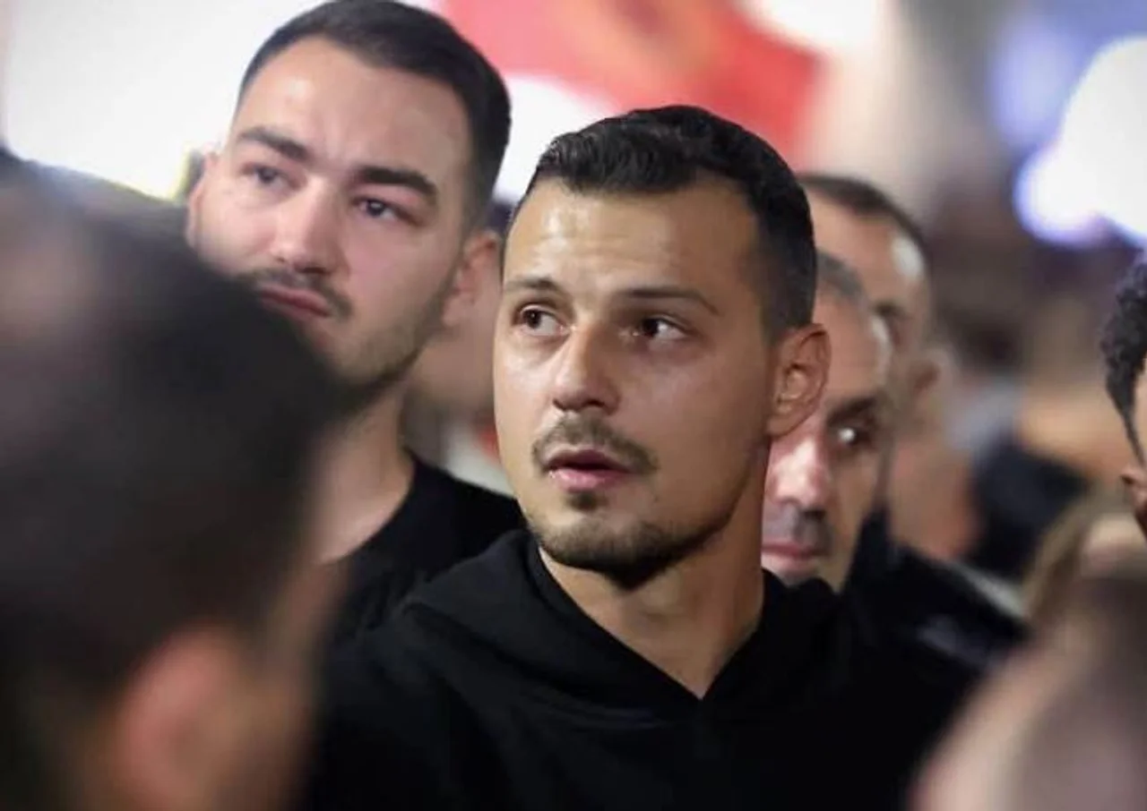 Foto: Endrit Thaçi pas bisedës me babain: Të gjithë janë të fortë