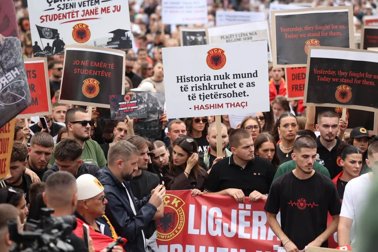 Foto: OVL-UÇK proteston sot në të gjitha qytetet e Kosovës