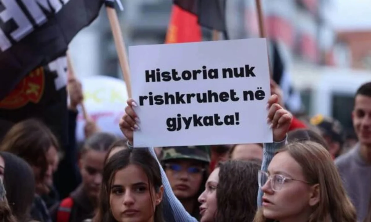 Foto: Mijëra qytetarë protestojnë në disa komuna kundër Speciales