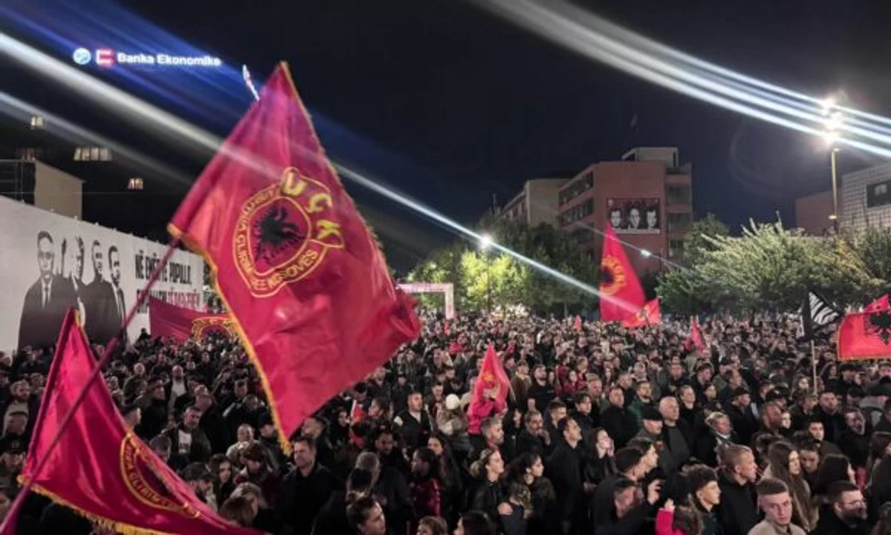 Foto: Prishtina mbushet sërish, protesta hyn në natën e 11-të